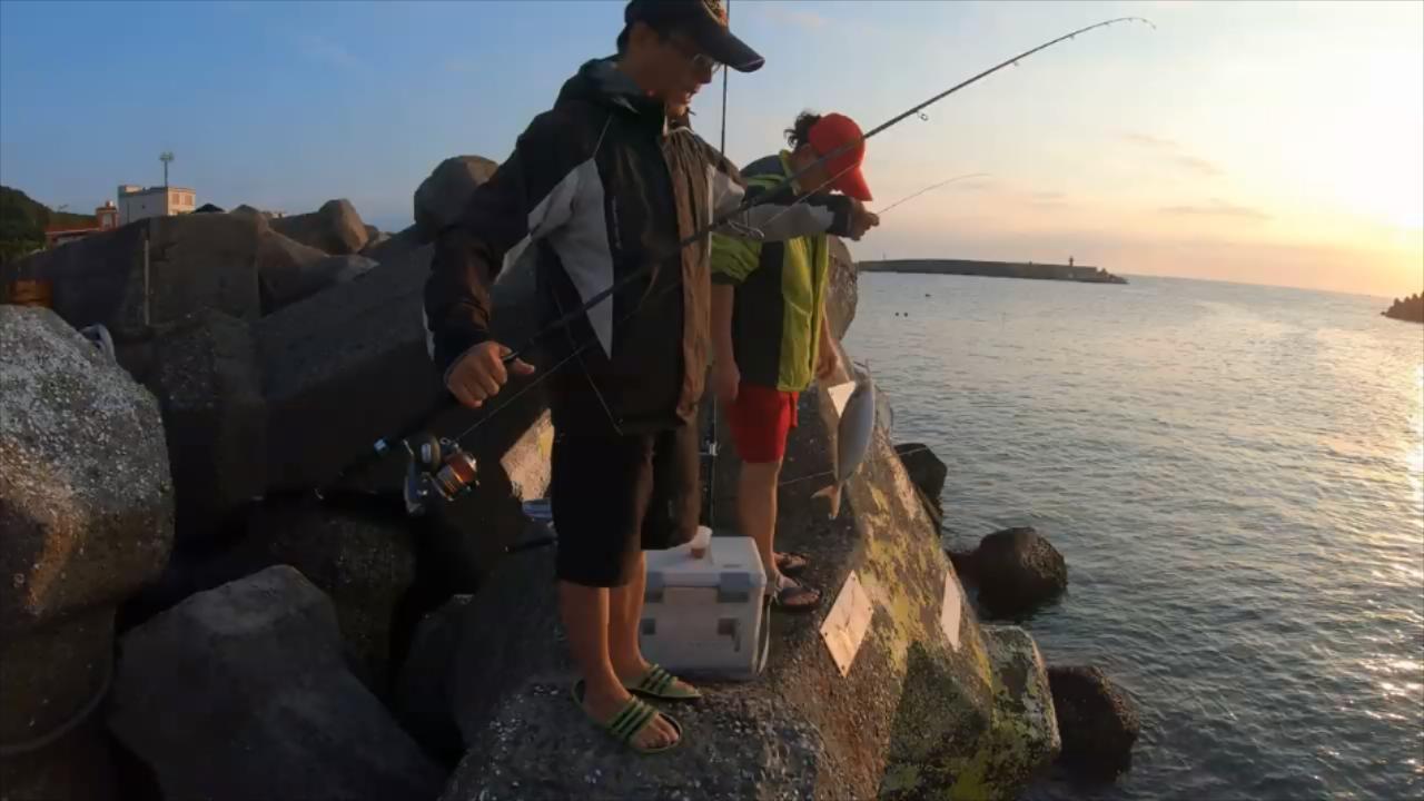 岸抛铁板钓红甘鱼，六点多钟，鱼群来袭，开始咬饵