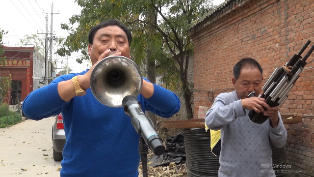 高价请来附近出名的唢呐团,演奏豫剧《五世请