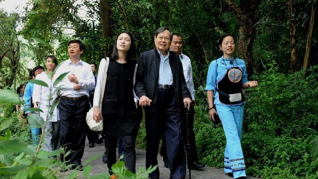 97岁杨振宁携妻子游清华！老夫少妻全程撒狗粮，网友：羡煞旁人