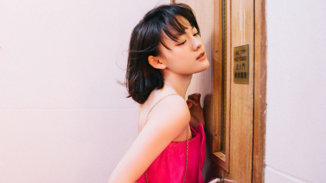 文淇即兴发挥受好评,吊带装秀成人之美,谈演技