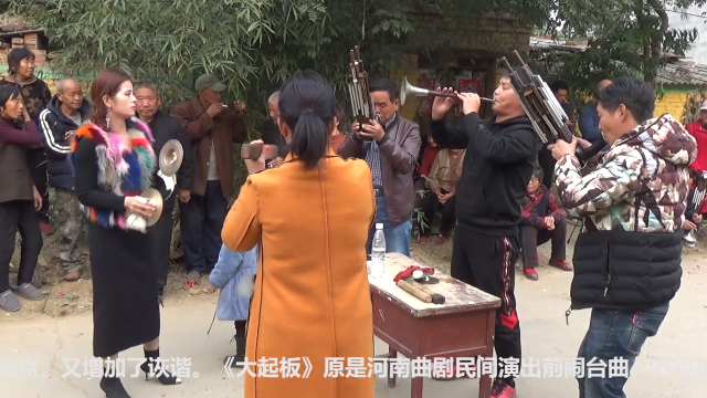 这么年轻的唢呐团长你见过吗？演奏《大起板》旁边乡亲们都听醉了