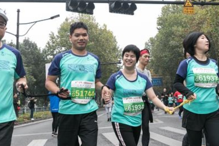 视障情侣在杭州参加马拉松：看不见也要一起跑下去