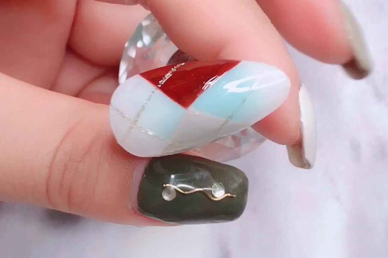 简单易学美甲款式制作教程，清透格子款美甲制作全过程教学演示