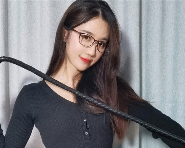轩子直播中发火亮出她的手套之后粉丝疯狂截图比不戴好看