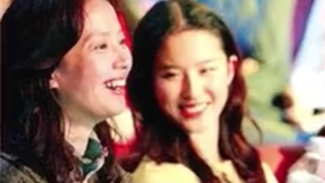 刘亦菲16岁照片曝光，旁边妈妈是亮点，果然是“全家最丑刘亦菲