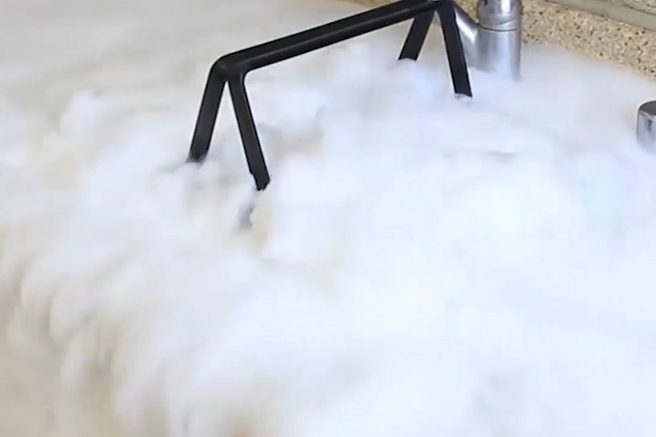 利用干冰制作一个烟雾缭绕的场景