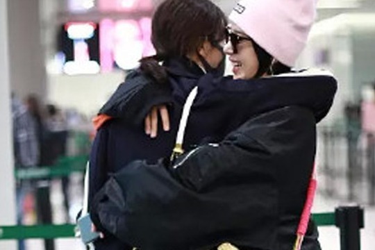 刘诗诗、阚清子机场偶遇，两人激动拥抱亲似姐妹。