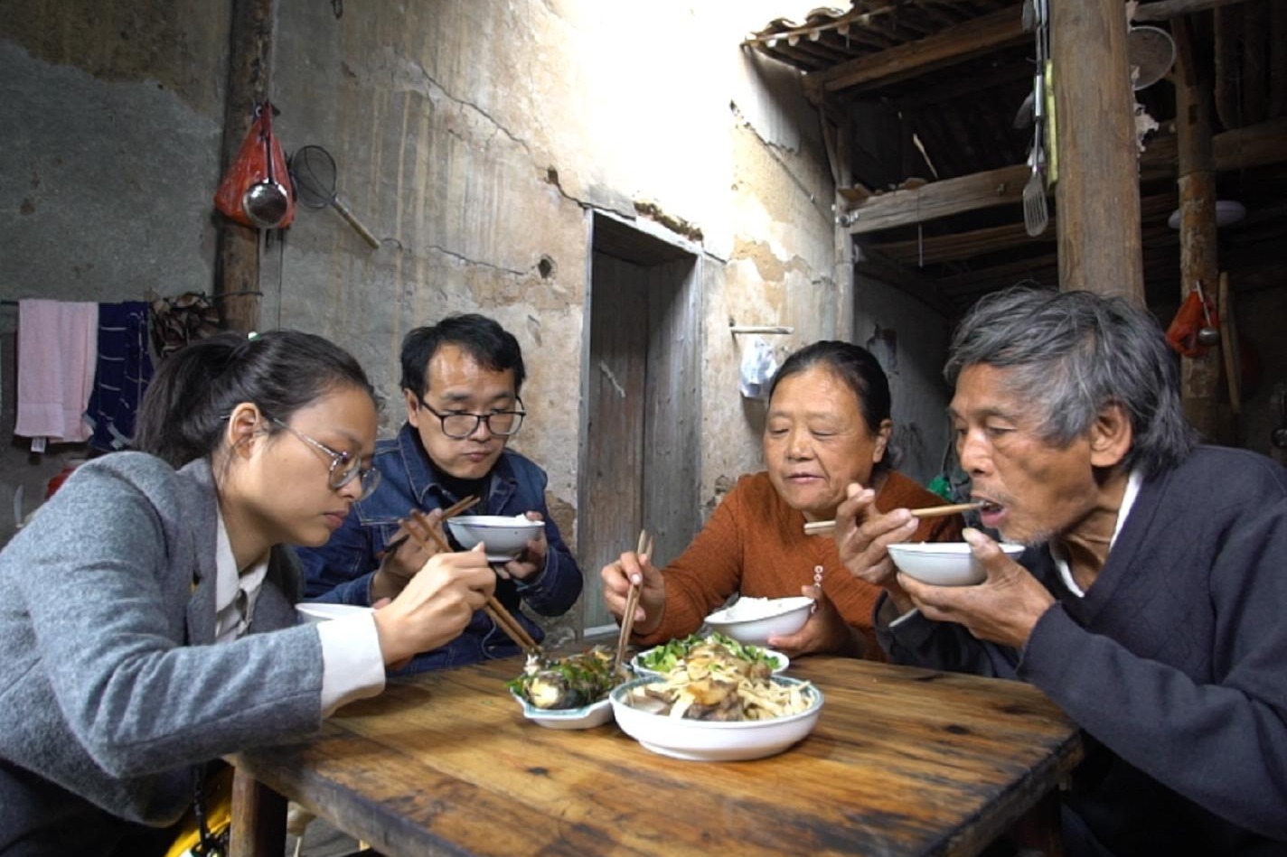 城里姑娘嫁到农村，在家直播不做饭，看农村婆婆如何待儿媳妇