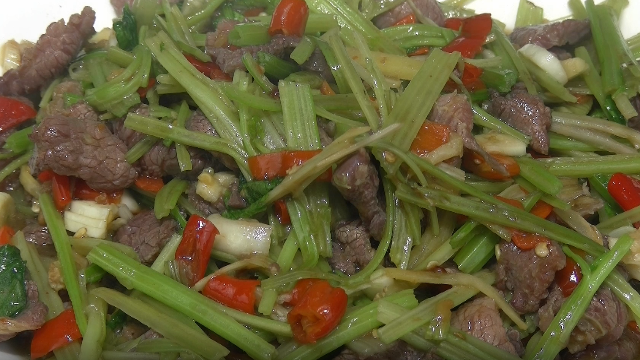 一道简单易学的家常菜，牛肉炒芹菜，牛肉香嫩一盘不够吃