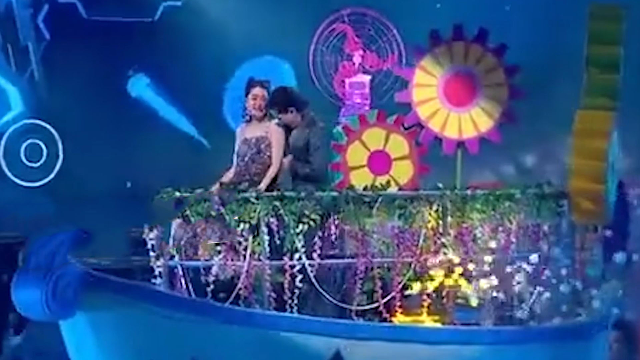 戚薇演唱出事故！裙子被李承铉衣服勾住，裙子：你老公扒拉我