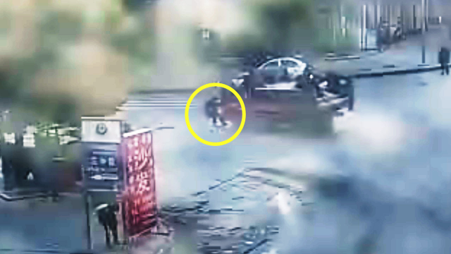 肇事司机说没看到！监拍：货车左转弯撞倒横穿马路的行人致其死亡