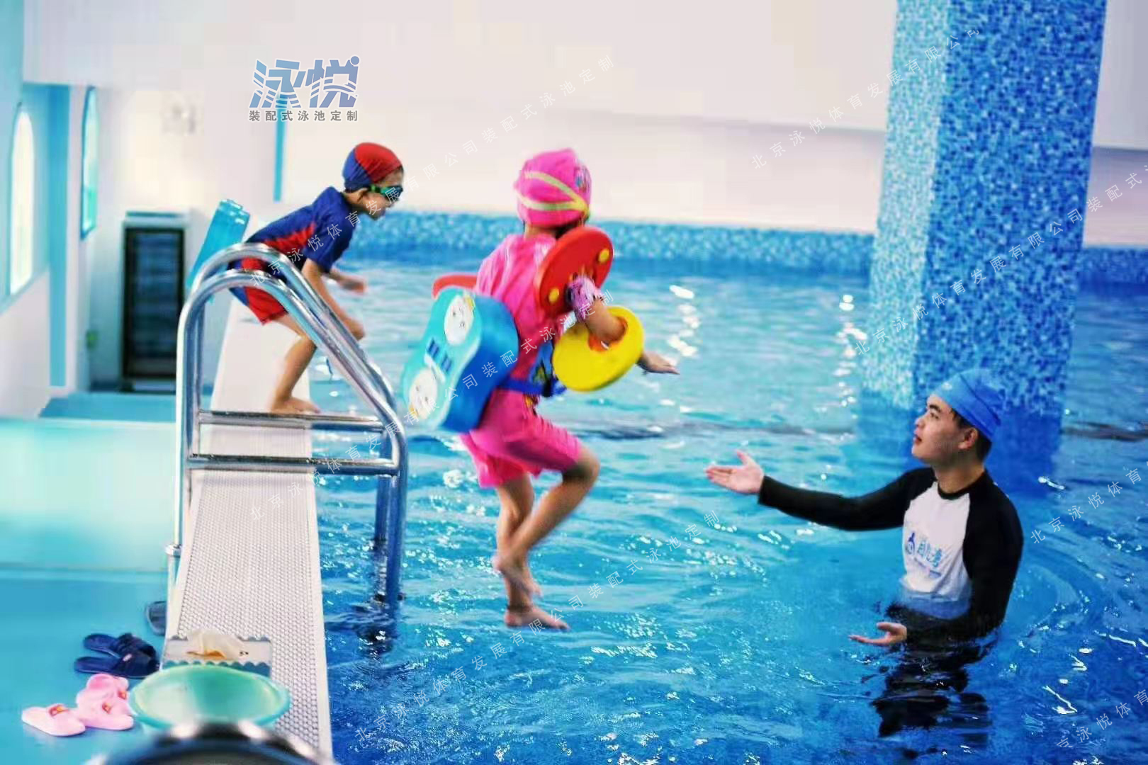 小孩游泳池玩水玩耍，孩子戏水打闹4k视频_1920X1080_高清视频素材下载(编号:4811392)_实拍视频_VJ师网 www.vjshi.com