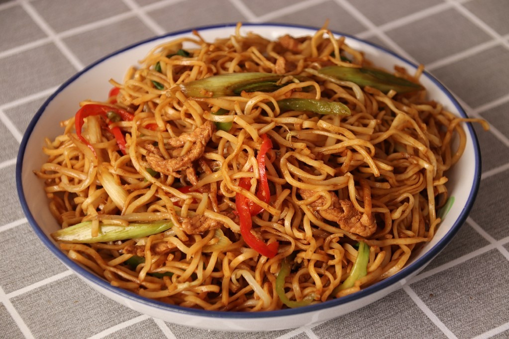 火爆大街小巷的肉丝炒面这样做，学会再也不吃路边摊了，简单美味