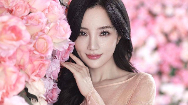 李小璐发长文谈离婚风波：曾想过自杀，因女儿放弃