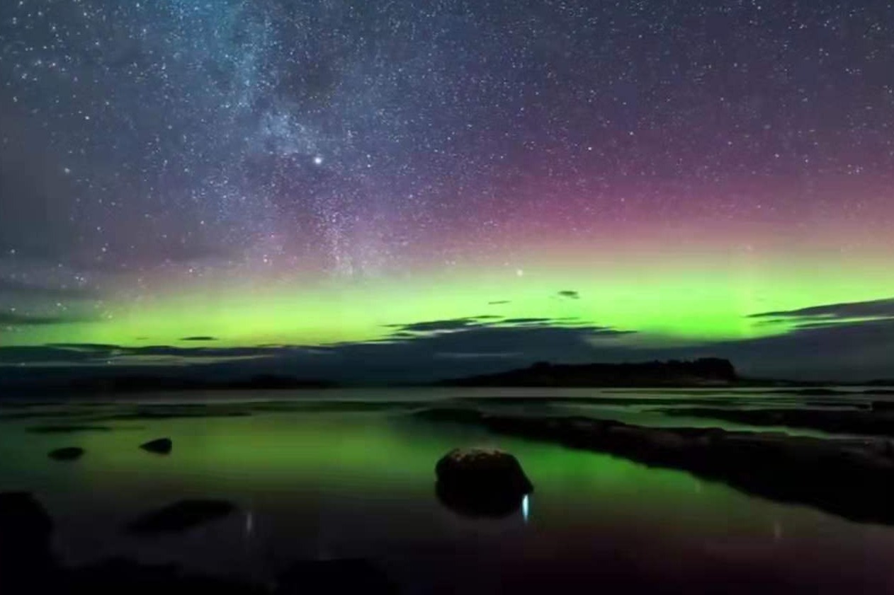 冰岛极光绚烂 映照夜空_凤凰网