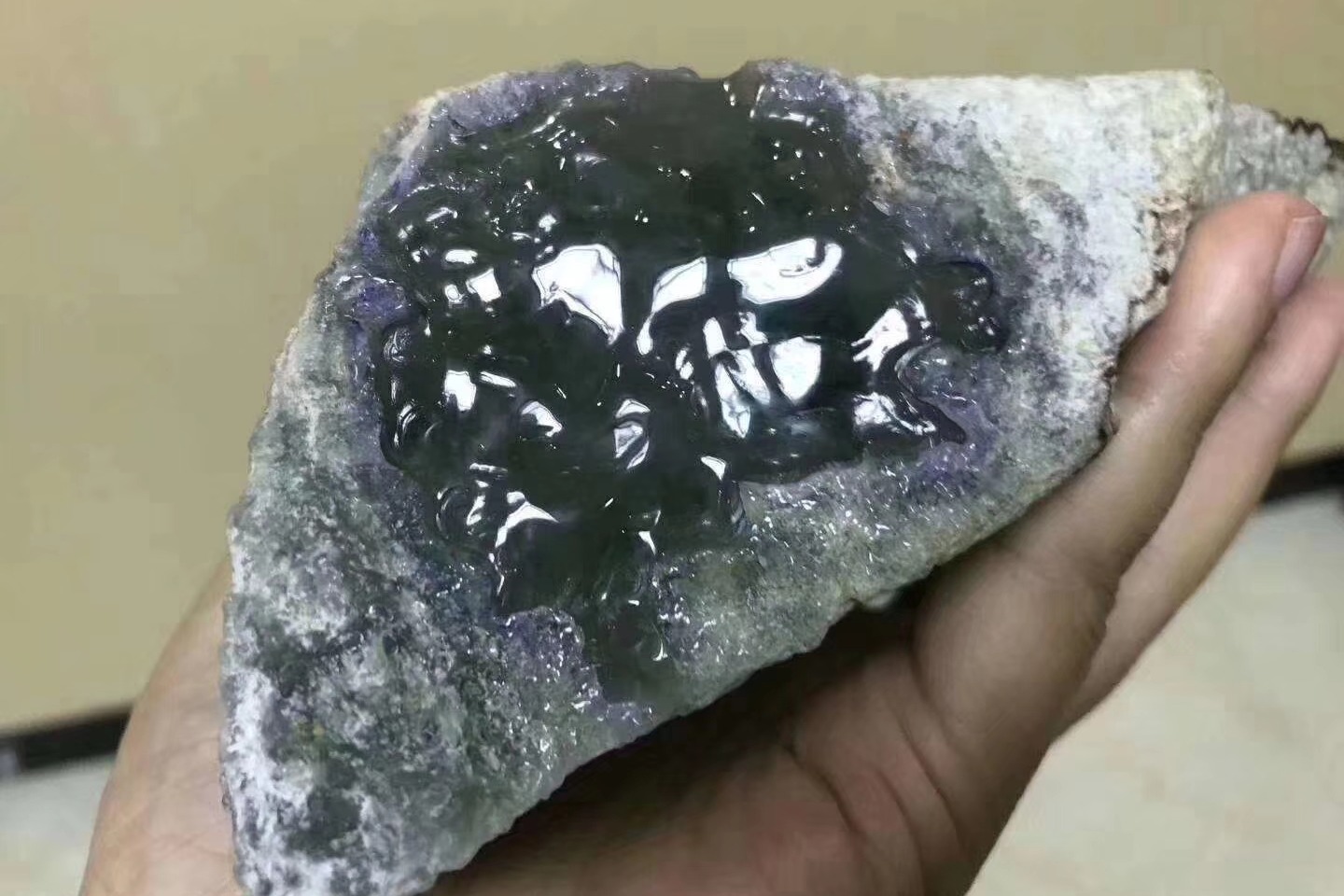 大马分辨大马坎翡翠原石水石和山石，水石真的都会比山石吗