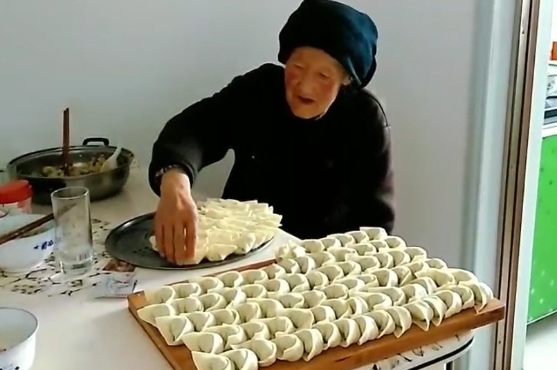 当归村新农哥奶奶80多岁了，给孙子包萝卜肉馅饺子，感觉好幸福！