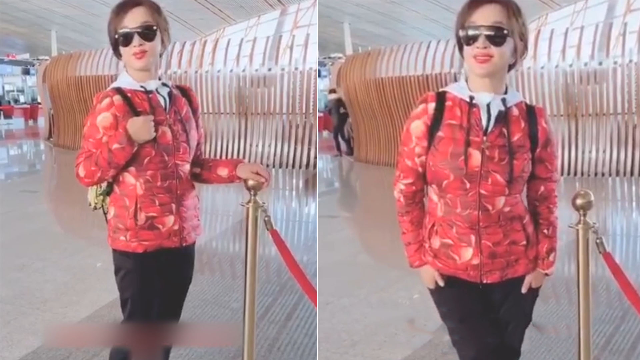 67岁刘晓庆现身机场，穿大花棉袄红唇似少女