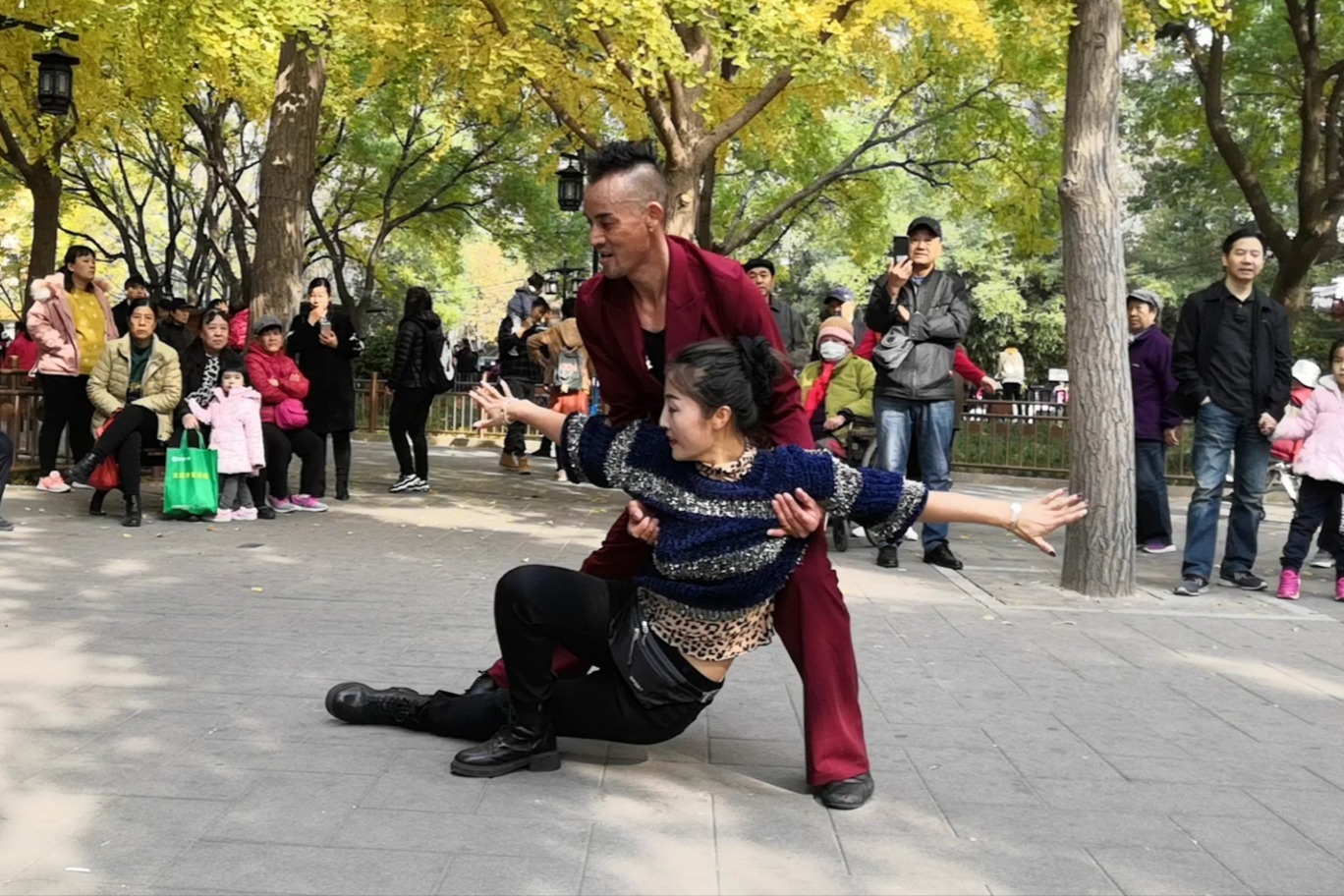 双人吉特巴《山谷里的思念》歌曲好听，两位老师舞步干净利落