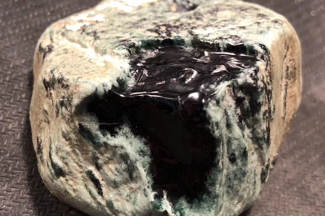 莫西沙翡翠原石不多见的皮壳，切开雕刻后，你觉得值不值呢