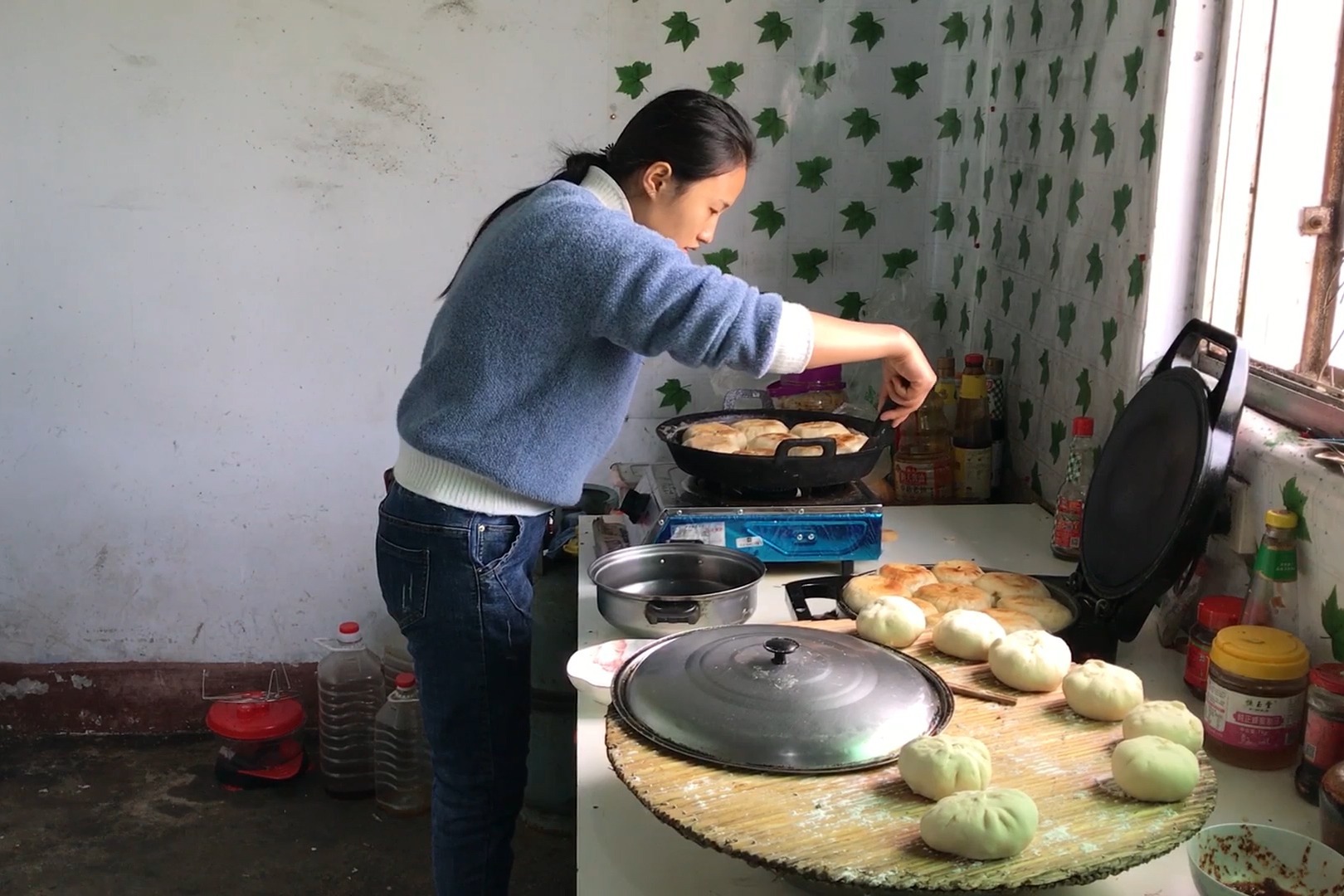 农村媳妇做水煎包，一锅素馅一锅肉馅，做好上桌一家人抢着吃