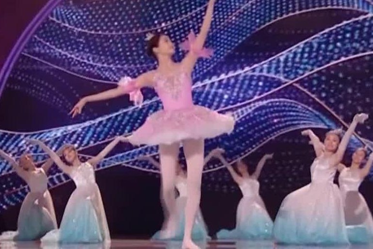 邓超、黄渤领衔演唱《和你在一起》，关晓彤、钟楚曦领舞芭蕾 (1)