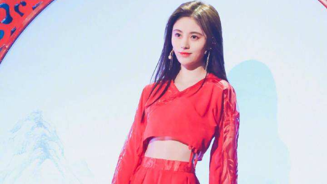 鞠婧祎《红昭愿》身穿性感红衣