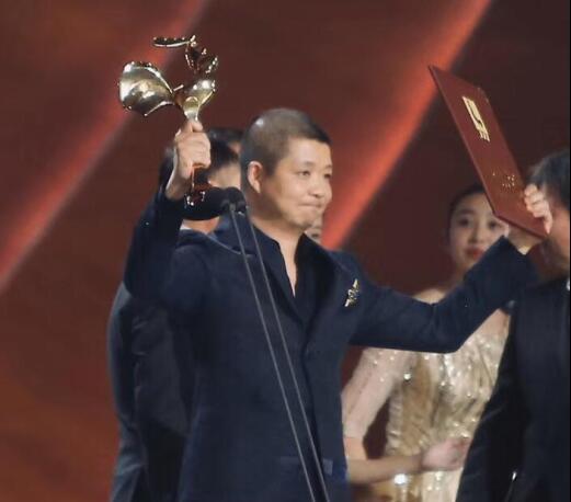 【长春国贸娱乐】姚晨的老公近照曝光，获金鸡奖最佳摄影奖，夫妻二人现场深情相拥