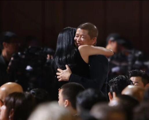 【长春国贸娱乐】姚晨的老公近照曝光，获金鸡奖最佳摄影奖，夫妻二人现场深情相拥