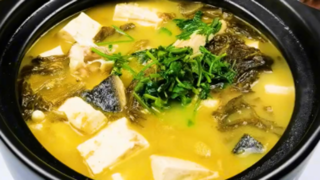 砂锅鱼头炖豆腐，汤白浓郁，营养丰富.