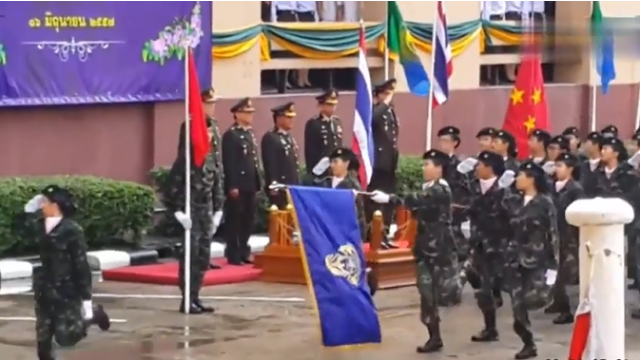 泰国阅兵女兵出场简直太拉风了，笑得观众捧腹大笑