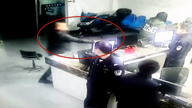 奇葩男主动到派出所求拘留 被拒后怒砸电脑“得偿所愿”