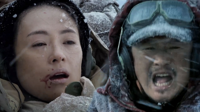 四分钟看完《攀登者》为国登顶，寸土不让，吴京章子怡首演感情戏