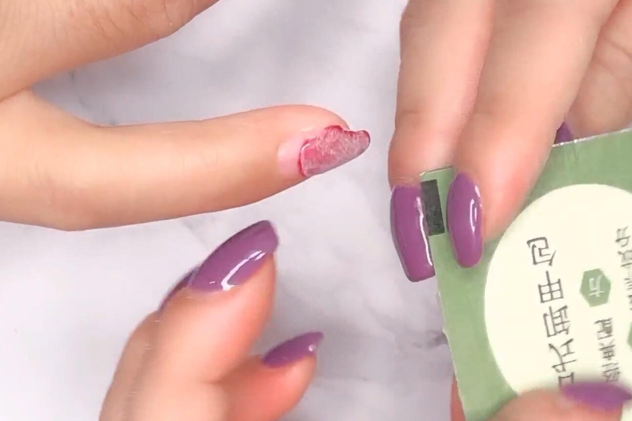 美甲真人实操演示，真人卸甲操作完整步骤视频分享。