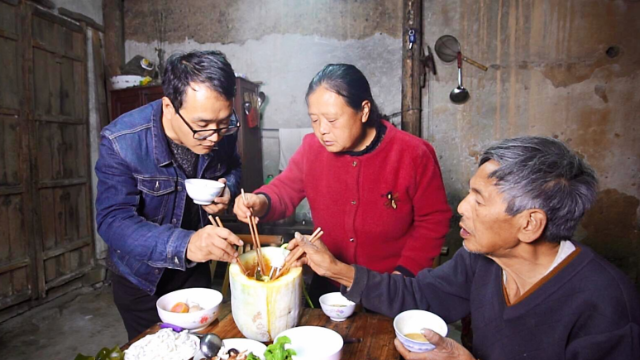 儿媳妇不在家，农村婆婆用热得快煮冬瓜火锅，一家人吃得暖洋洋