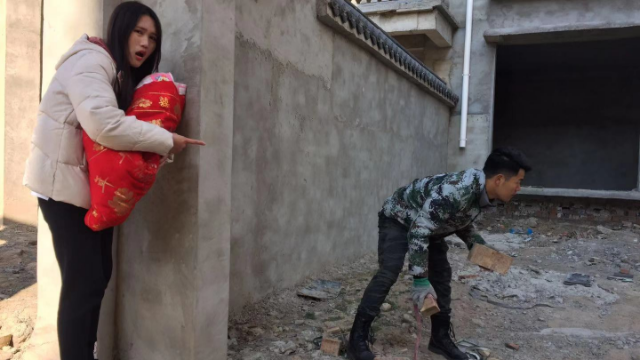 妻子生下女孩，丈夫每天早出晚归，妻子悄悄跟着发现真相