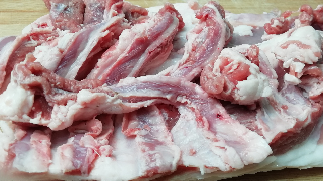 炖羊肉，三白两红一绿这几种料不能少，不膻不柴，上桌汤汁都不剩