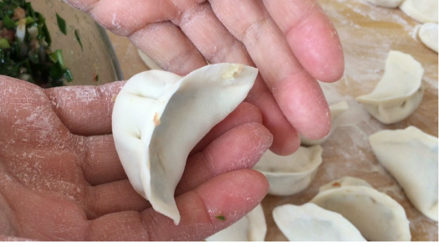 韭菜海鲜饺子最好吃的调馅方法，我家隔三差五就做，吃一次忘不了