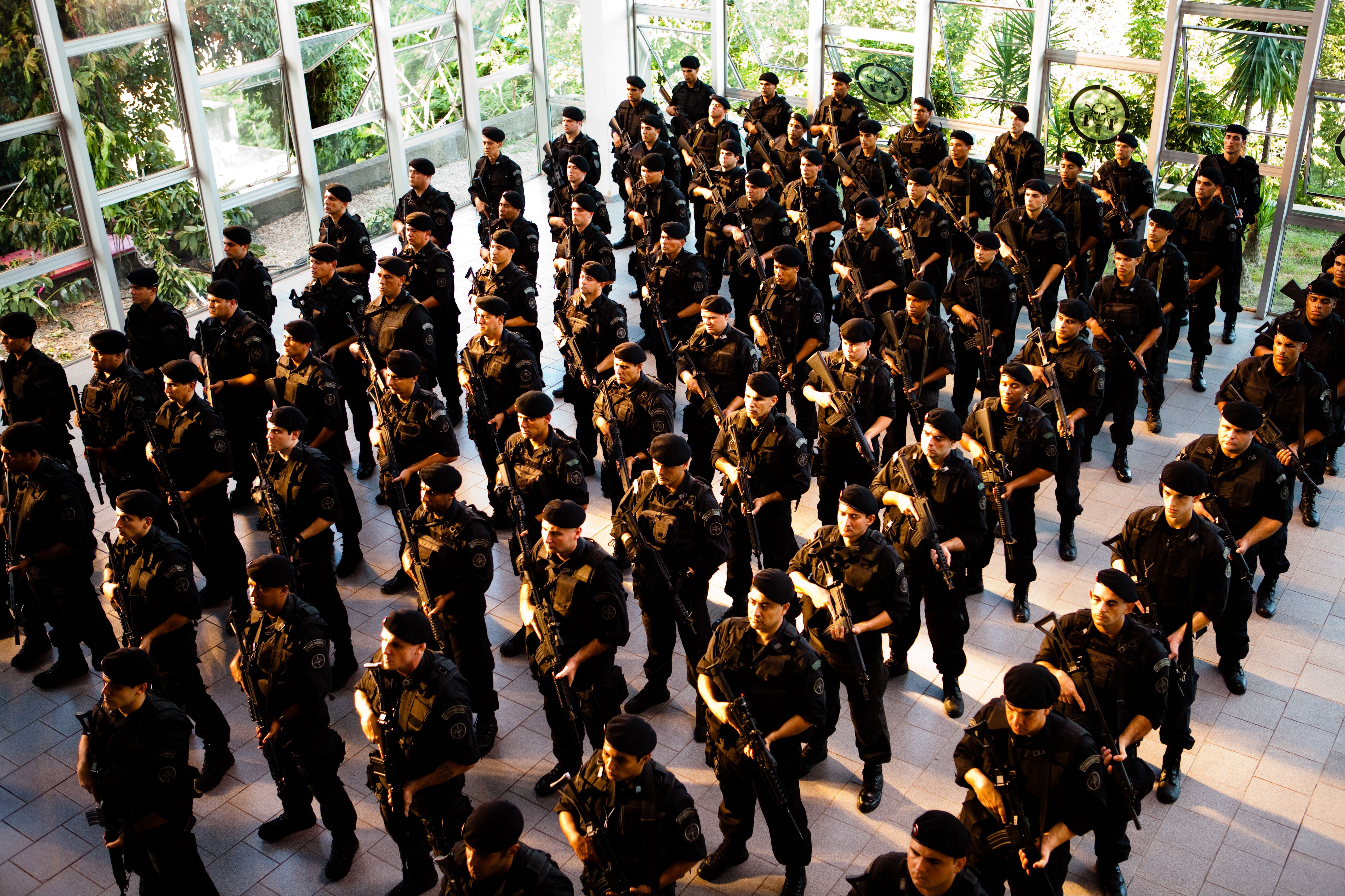 巴西调动特种部队使用重武器对黑帮团伙进行围剿，太解气了