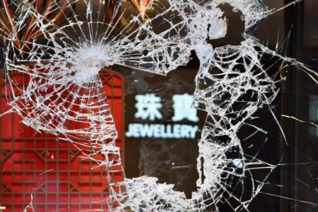 香港两珠宝店遭洗劫：橱窗被砸珠宝散落一地 损失超500万