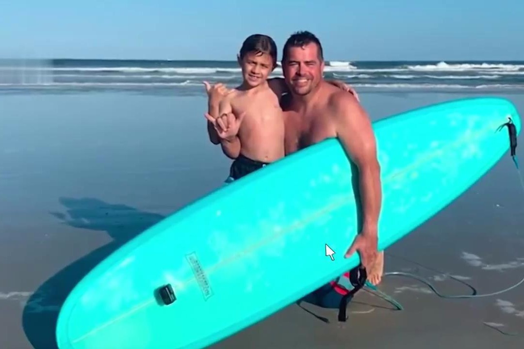 美国9岁男孩海滩冲浪 被一条鲨鱼从冲浪板上撞下来