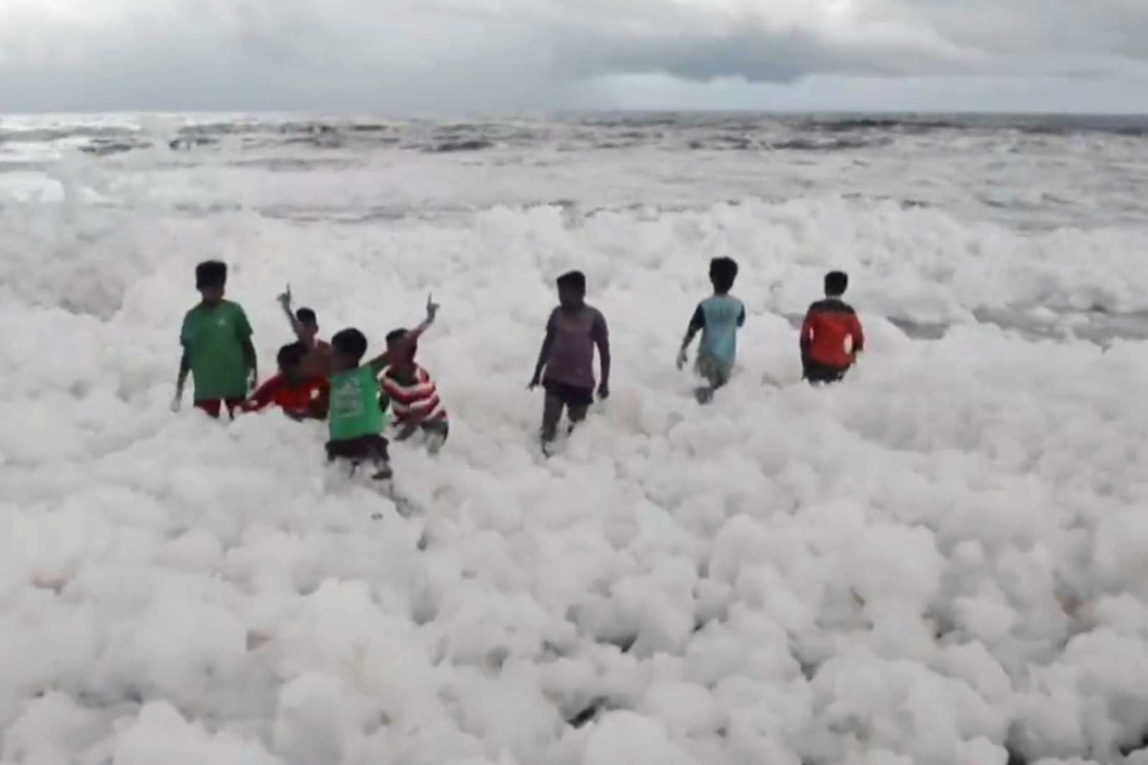 印度一海滩被白色有毒泡沫填满 实拍：儿童在泡沫中玩耍浑然不知