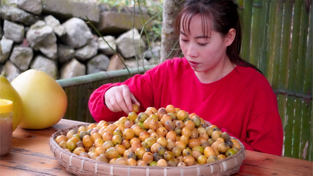 农村常见的酸枣，落满地没人吃，捡回家做成酸枣糖，酸甜又开胃
