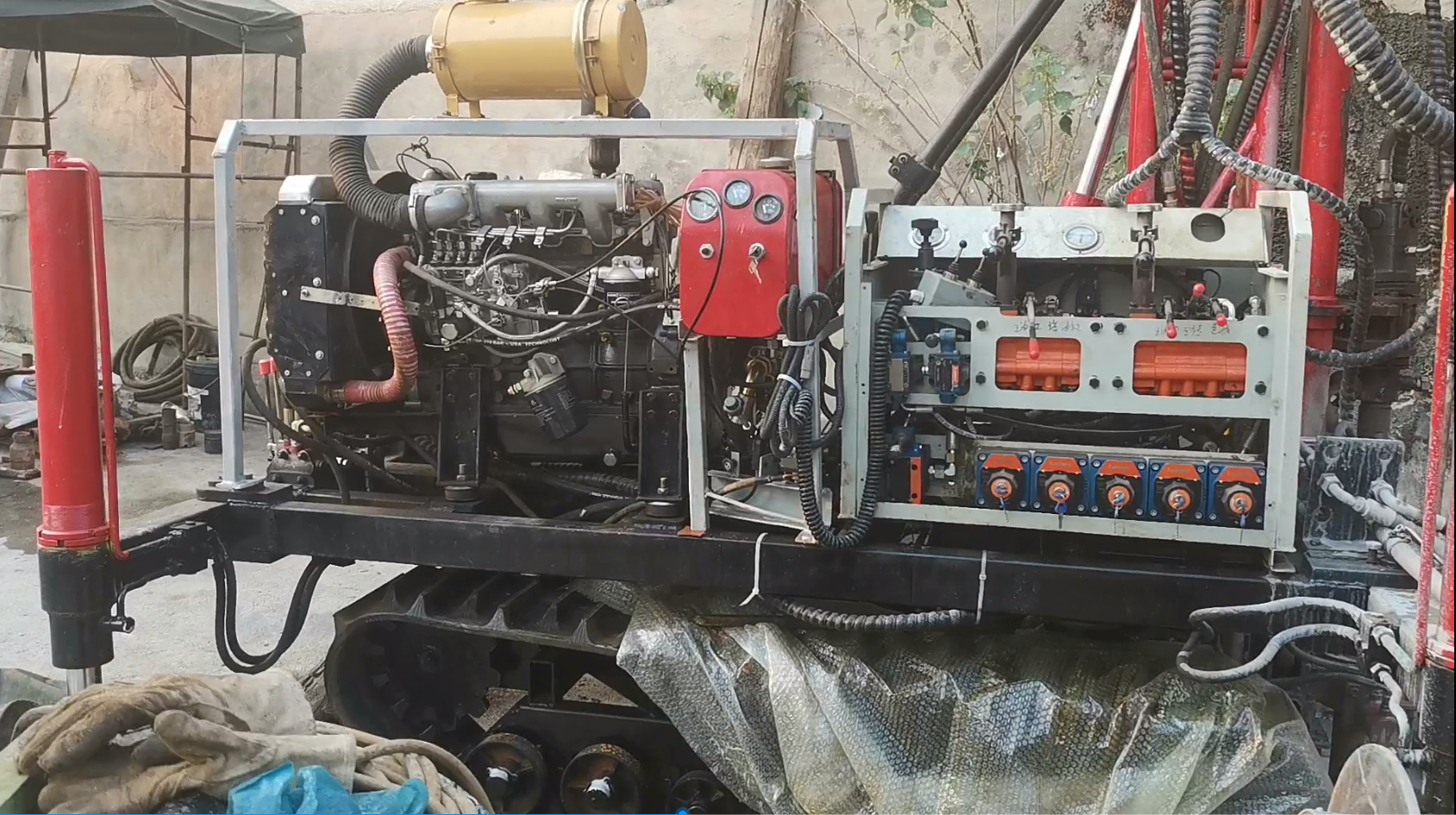公司试验两台全液压钻机，其中一台有日产柴油机，坚决不发