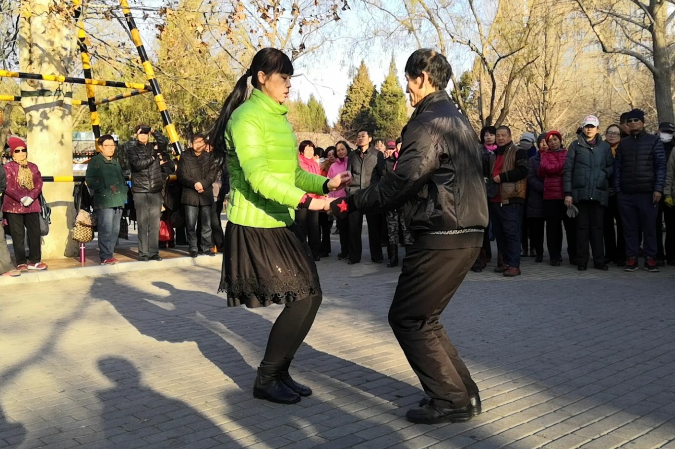 徐舞飞扬双人广场舞《情路弯弯》音乐动感,两