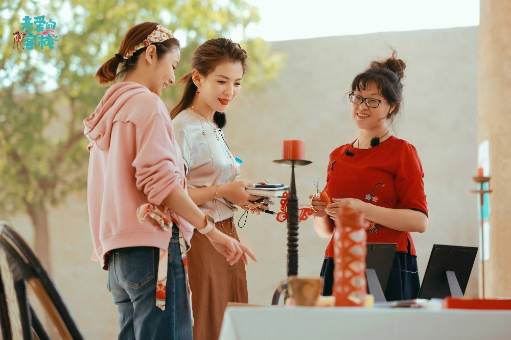 「刘涛工作室_」刘涛成夸夸群群主 《亲爱的客栈》员工“优点大赏”