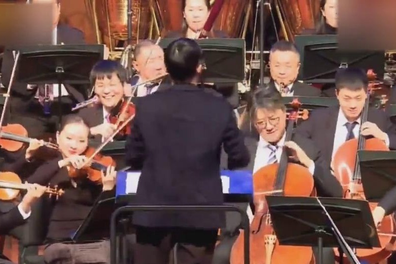 真的是多财多亿的马老师 马云指挥中国爱乐乐团演奏