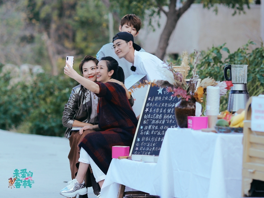 「刘涛工作室_」刘涛成夸夸群群主 《亲爱的客栈》员工“优点大赏”