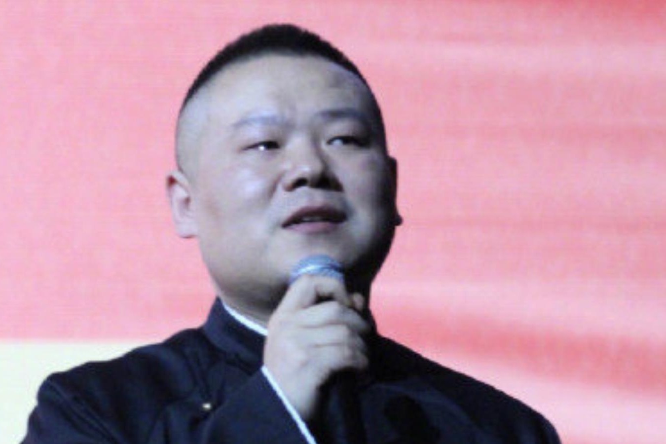 岳云鹏哭了！歌没唱完就被赶下台来 网友直呼太心疼