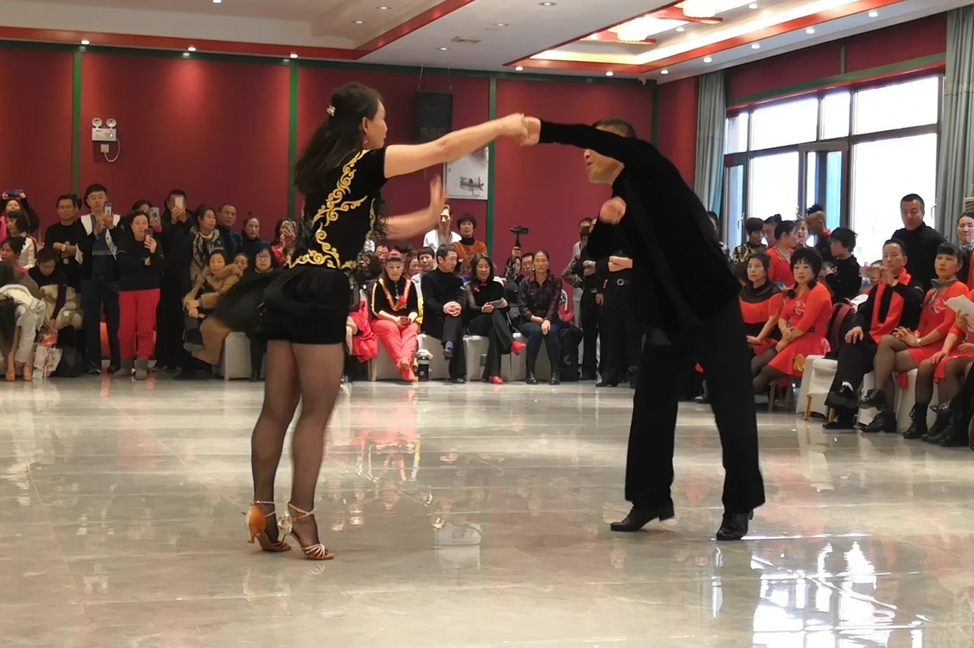 康长青老师和丽丽老师在聚舞活动上表演吉特巴歌好听舞好看